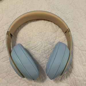 Beats Studio3 Wireless Headphones – The Beats Skyline Collection - Crystal Blue